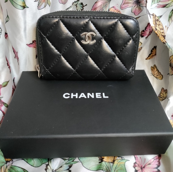 CHANEL Handbags - GUC Chanel Lambskin Compact Zippy wallet. full Inclusions